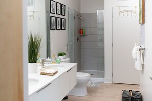 Douche, sèche-cheveux, serviettes fournies, savon