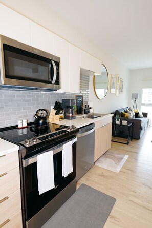 Private kitchen - Spacious 1- bedroom Unit with a skyline view (Charlotte)