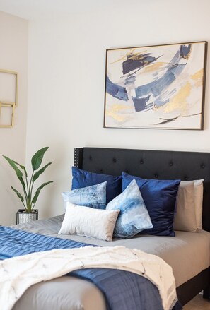 Room - Spacious 1- bedroom Unit with a skyline view (Charlotte)