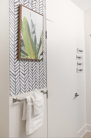 Bathroom - Spacious 1- bedroom Unit with a skyline view (Charlotte)