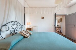 2 bedrooms, desk, travel crib, free WiFi - Peter's House (Farnese)