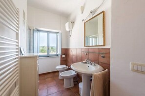 Shower, hair dryer, bidet, towels - Peter's House (Farnese)