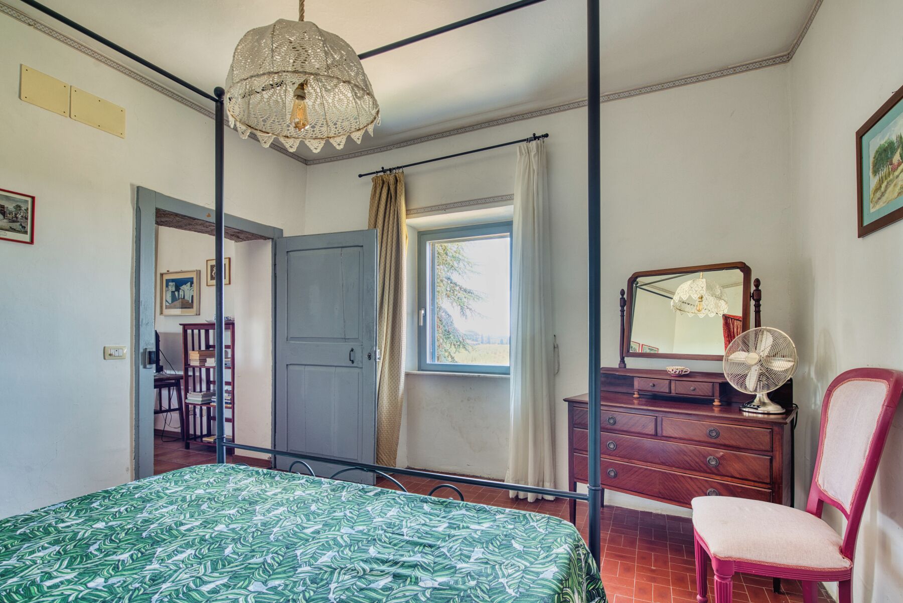 2 bedrooms, desk, travel cot, free WiFi