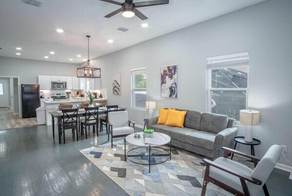 TV - Captivating 4BR 2BA Home Near Awesome Downtown (San Antonio)