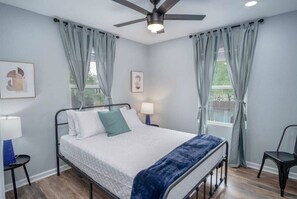 4 bedrooms, iron/ironing board, WiFi, bed sheets - Captivating 4BR 2BA Home Near Awesome Downtown (San Antonio)