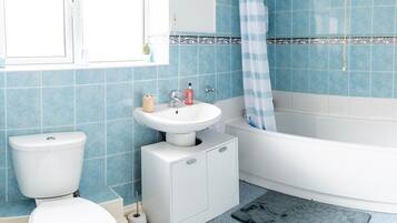 Combined shower/bathtub, bidet, towels, soap