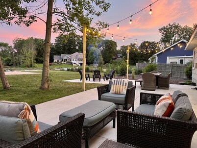 Lakefront Oasis: Hot Tub & Private Beach