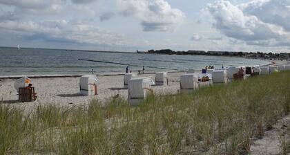 Strandnahe Ferienwohnung mit Terrasse und Garten