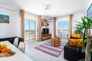 Smart TV, books - Faro Center Stunning View (Faro)