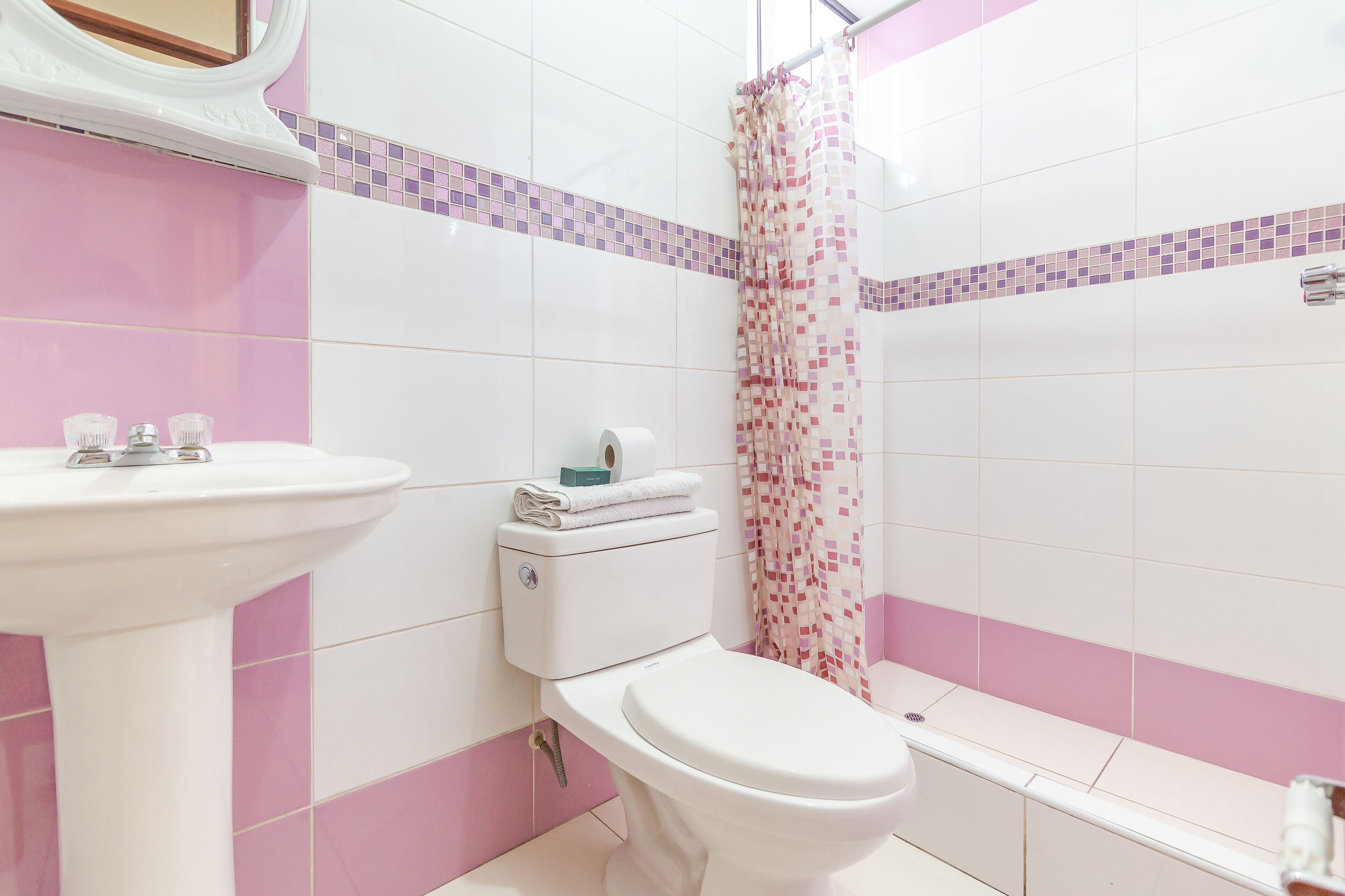 Quarto casal superior | Banheiro | Chuveiro, produtos de toalete de grife, toalhas de banho, sabonete