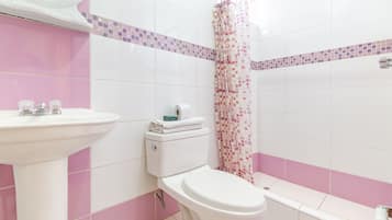 Quarto casal superior | Banheiro | Chuveiro, produtos de toalete de grife, toalhas de banho, sabonete