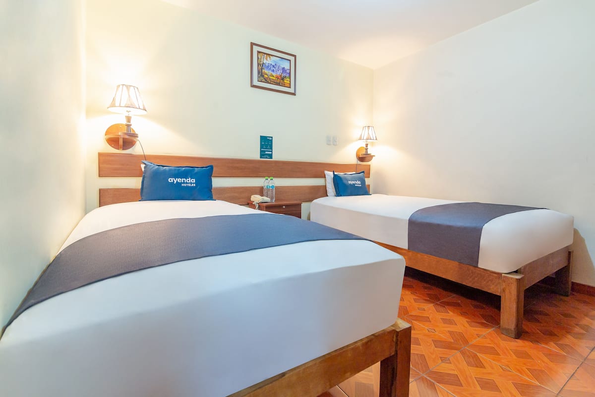 Habitación superior con 2 camas individuales | Ropa de cama hipoalergénica, escritorio, wifi gratis y ropa de cama