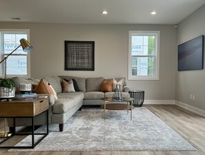 Smart TV, books, stereo