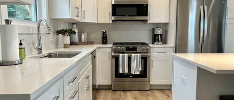 Réfrigérateur, four à micro-ondes, un four, surface de cuisson