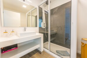 Douche, sèche-cheveux, serviettes fournies, shampoing