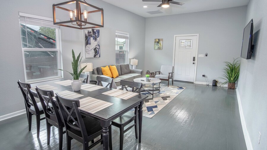 Captivating 4BR 2BA Home Near Awesome Downtown