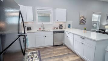 House (4 Bedrooms) | Private kitchen | Microwave, oven