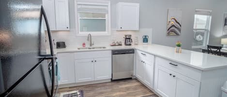 House (4 Bedrooms) | Private kitchen | Microwave, oven