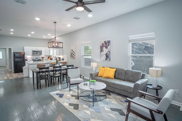 House (4 Bedrooms) | Living area