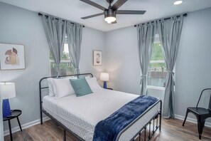 独立别墅 (4 Bedrooms) | 4 多间卧室、笔记本电脑工作区、熨斗/熨衣板、床单