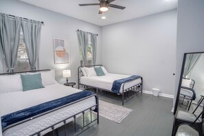 獨棟房屋 (4 Bedrooms) | 4 間臥室、筆電工作空間、熨斗/熨衣板、床單