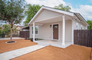 Exterior detail - Captivating 4BR 2BA Home Near Awesome Downtown (San Antonio)