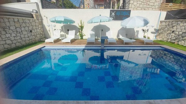 Außenpool, Sonnenschirme, Liegestühle