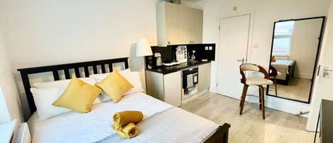 1 habitación, escritorio, tabla de planchar con plancha y wifi