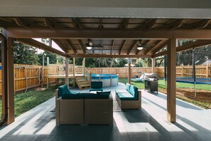 Terrace/patio - Cheerful 3 bedroom home with pool + grill (Lakeland)