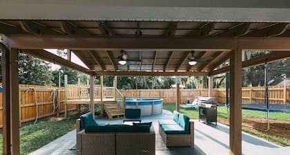 Cheerful 3 bedroom home with pool + grill