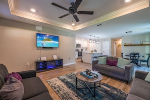 Smart TV - Cheerful 3 bedroom home with pool + grill (Lakeland)