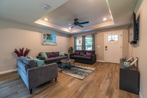 Smart TV - Cheerful 3 bedroom home with pool + grill (Lakeland)