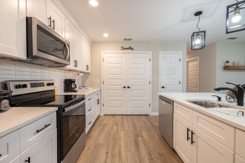 Cheerful 3 bedroom home with pool + grill 