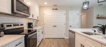 Cheerful 3 bedroom home with pool + grill 