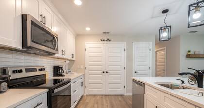 Cheerful 3 bedroom home with pool + grill