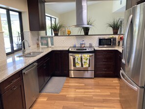 Kjøleskap, mikrobølgeovn, ovn og kokeplater