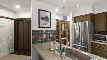 Refrigerador, microondas, horno, placa de cocina