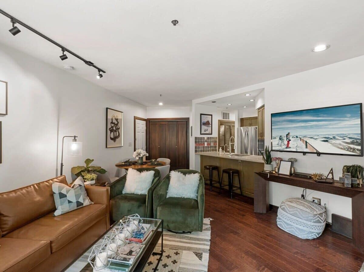 Télévision, cheminée, espaces bureaux