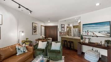 Televisión, chimenea y oficina