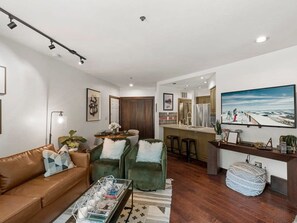 Televisión, chimenea y oficina