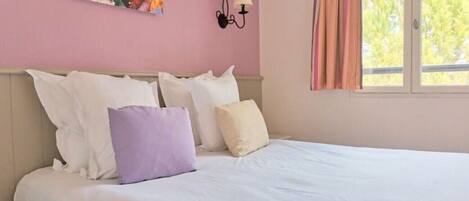 2 Schlafzimmer, Schreibtisch, Bettwäsche