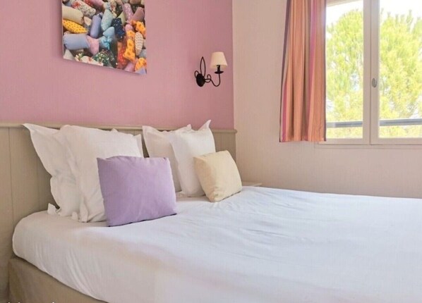 2 dormitorios, escritorio, ropa de cama