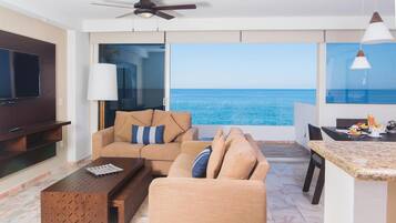 Master Suite-Terrace w Sea View | Sala de estar | Televisión LCD de 42 pulgadas con canales por cable y televisión