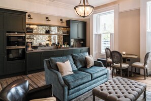 Suite – signature | Oppholdsområde | En 44-tommers smart-TV med digitale kanaler samt TV og DVD-spiller