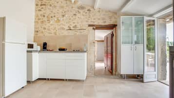 Frigorífico, microondas, horno y lavavajillas