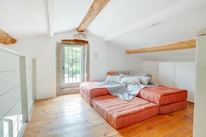 3 室のベッドルーム、アイロン / アイロン台、WiFi (無料)、ベッドシーツ