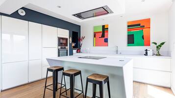 Een koelkast, een microgolfoven, een oven, een vaatwasser