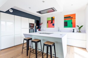 Kjøleskap, mikrobølgeovn, ovn og oppvaskmaskin