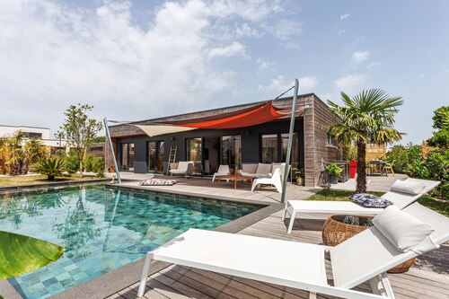 Paradis - Maison en bois avec piscine