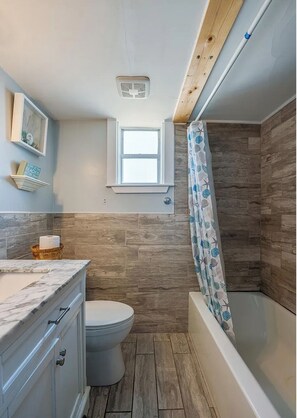 Ensemble douche/baignoire, serviettes fournies, papier toilette
